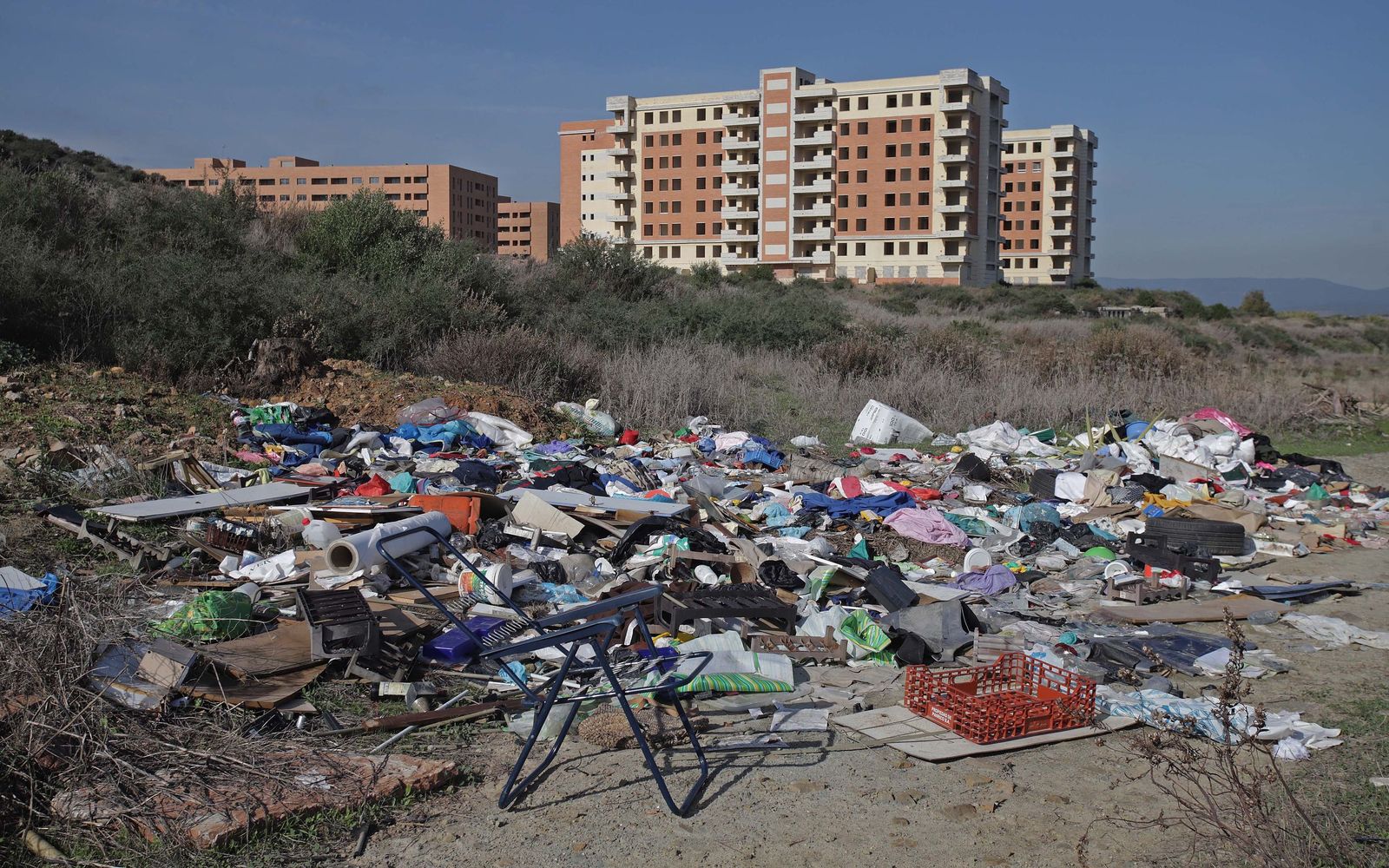 Fotos de los vertederos y escombreras ilegales en la zona de Alamillos Oeste en Algeciras