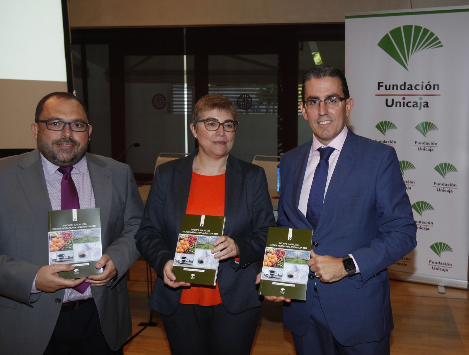 Rafael Peral, secretario general de Agricultura; Felisa Becerra, coordinadora del informe; y Sergio Corral, director general de la Fundación Unicaja