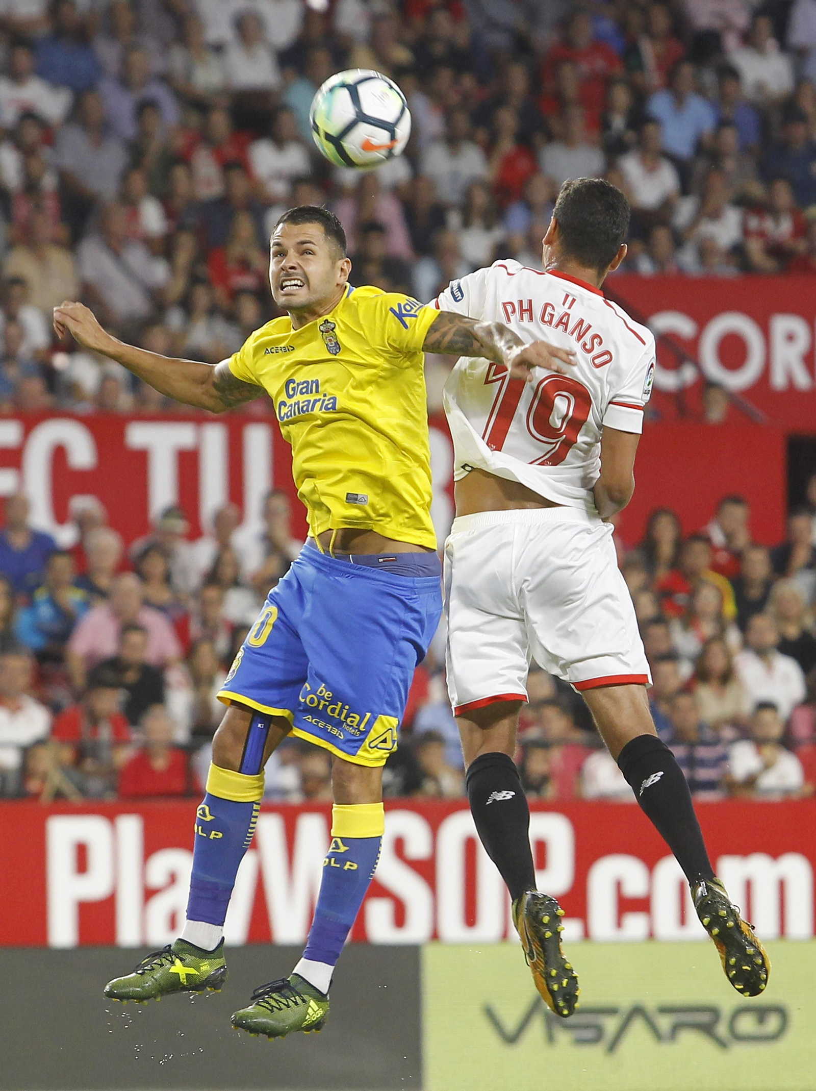 Vitolo y Ganso saltan por un balón aéreo en un lance del partido.