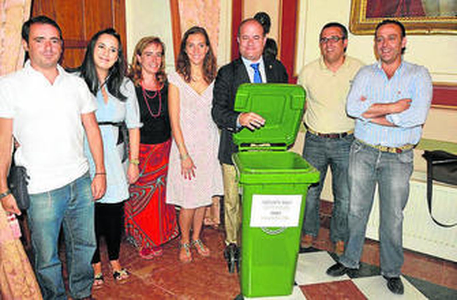 El alcalde, ayer, muestra el contenedor.