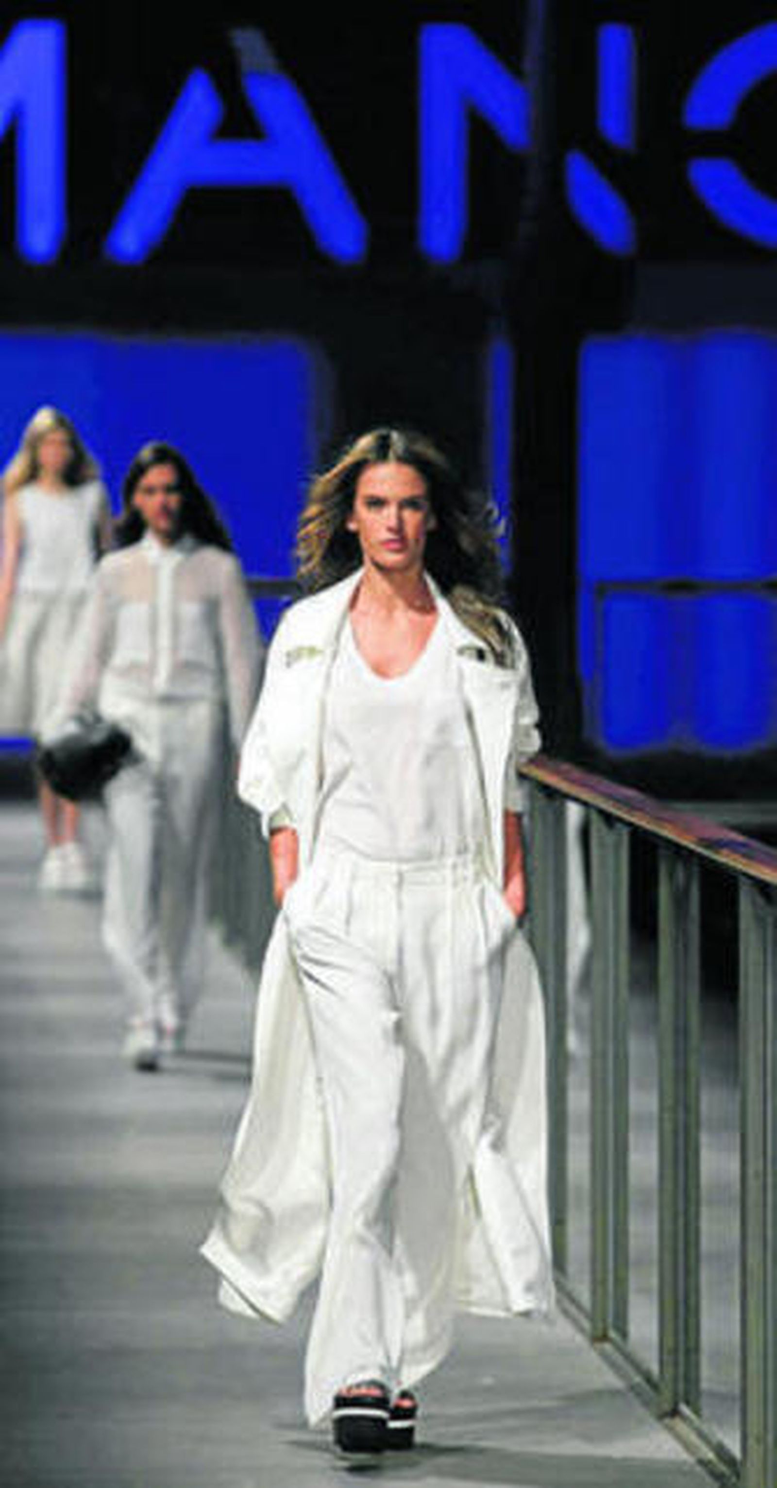 La modelo Alessandra Ambrosio, en el pase de Mango.