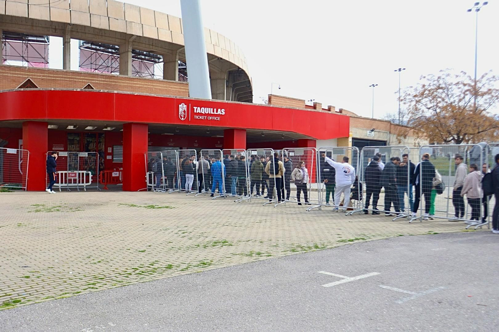 Los aficionados rojiblancos en la cola este lunes en el Estadio Nuevo Los Cármenes.
