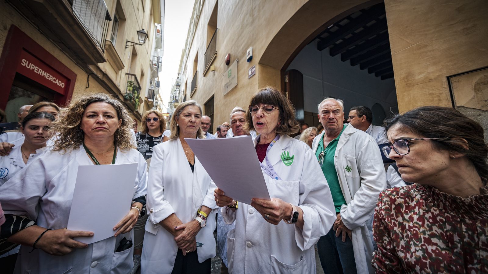 Una concentración contra las agresiones a sanitarios en el centro de salud de La Merced, en Cádiz.