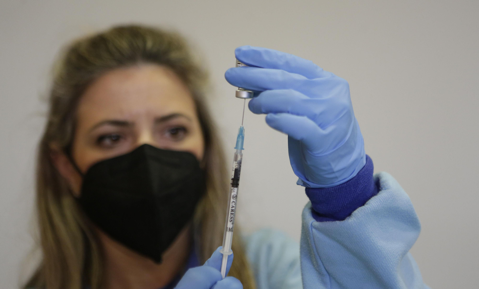Una enfermera recarga una dosis de la vacuna contra el Covid.