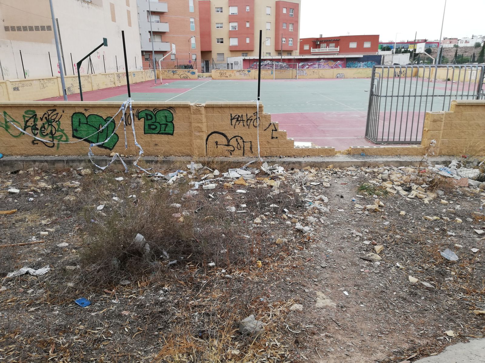Basura acumulada alrededor del Hospital Torrecárdenas