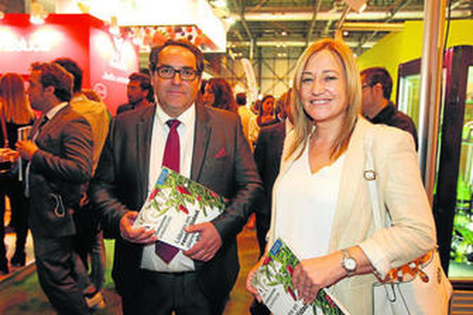 A la derecha, la alcaldesa de la localidad de Níjar, Esperanza Pérez Felices.