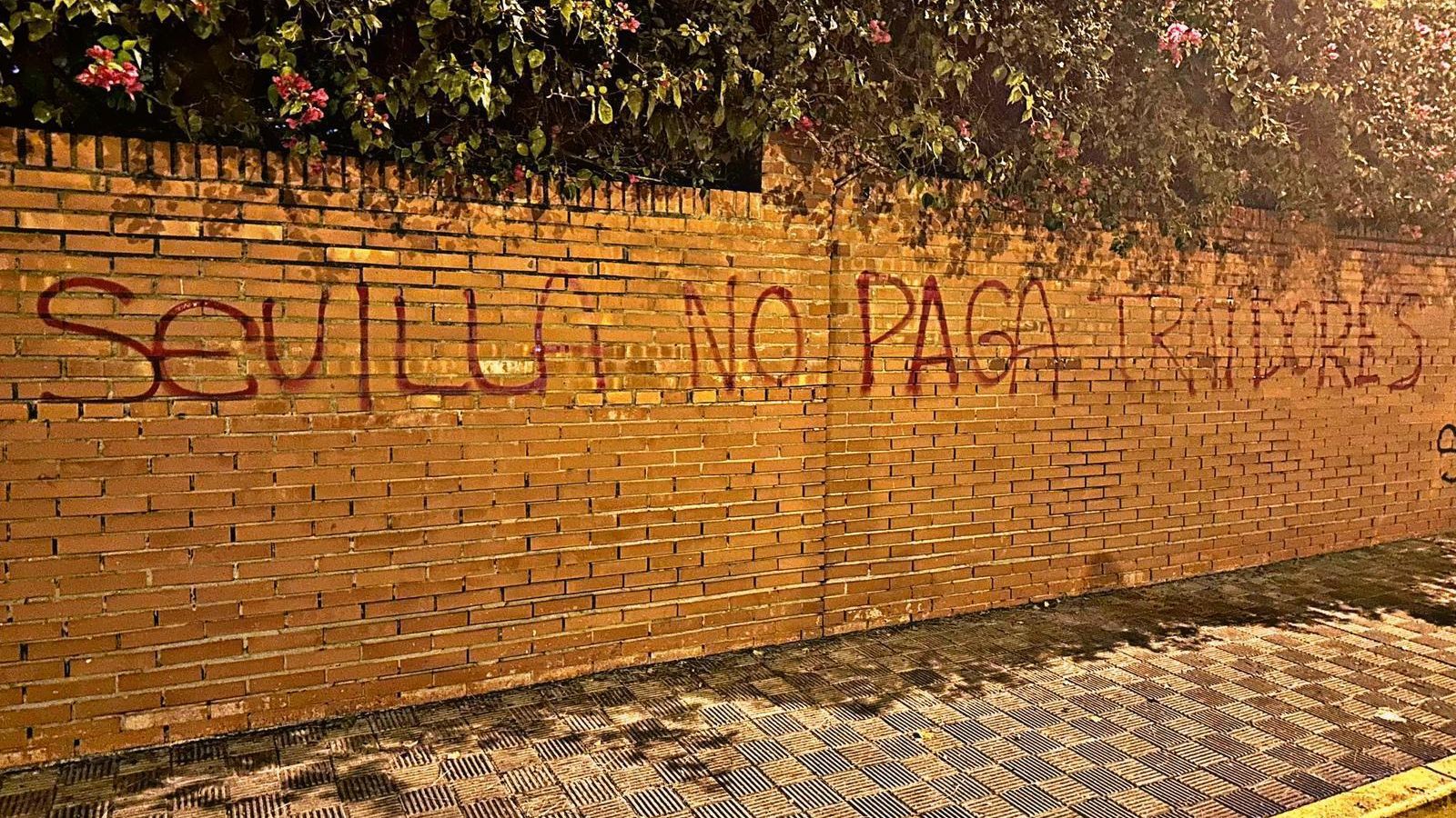 "Sevilla no paga traidores", otra de las pintadas contra Rafael Carrión.