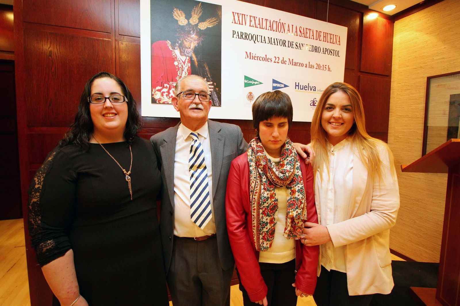 Manuel Correa acompañado por las tres saeteras, Tere Romero, María Rodríguez y Cinta Bento.