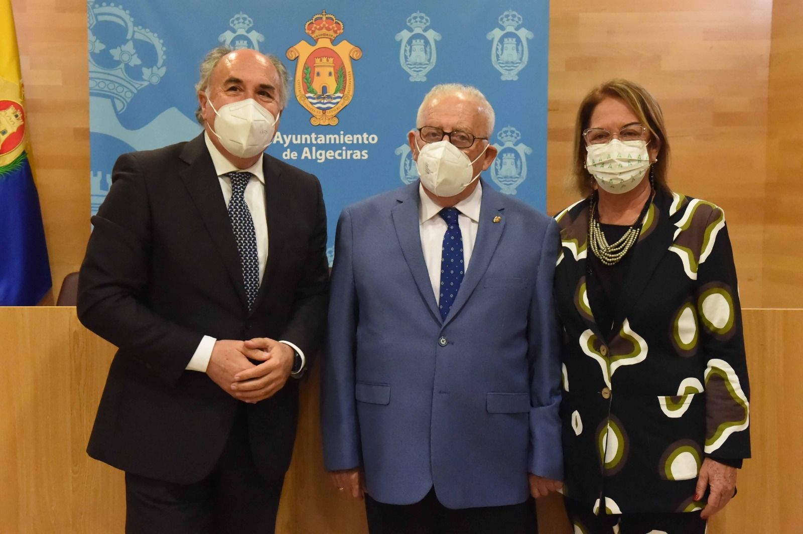 Antonio Quintero, entre José Ignacio Landaluce y Juana Cid.