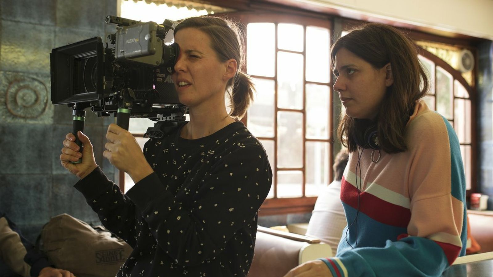 Belén Funes (derecha), durante el rodaje con la operadora.