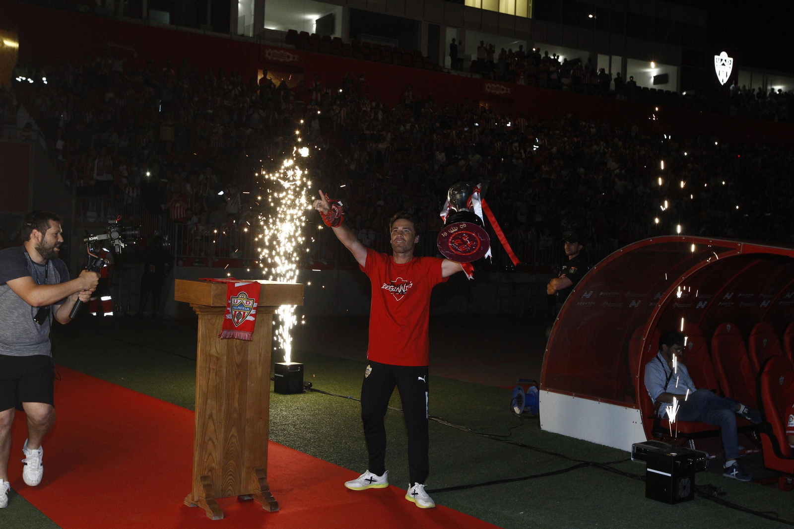 Las imágenes de la fiesta del ascenso de la U.D. Almería en el Estadio Mediterráneo.