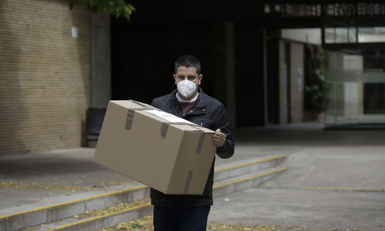 Coronavirus en Sevilla: El Fablab de la Escuela de Arquitectos fabrica mil mascarillas al día.