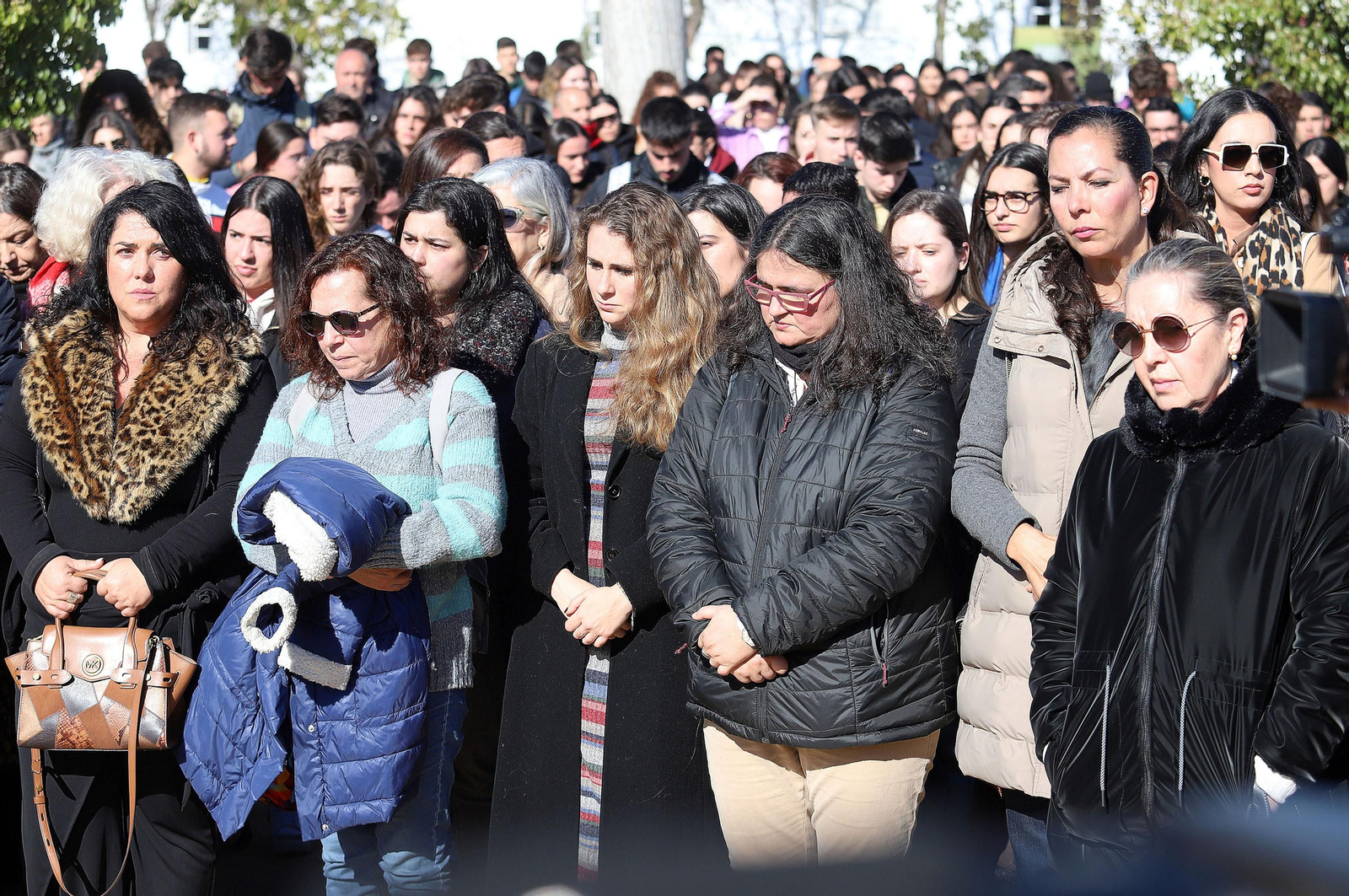 Imágenes del minuto de silencio guardado en la Universidad de Huelva en memoria de los estudiantes fallecidos en el incendio