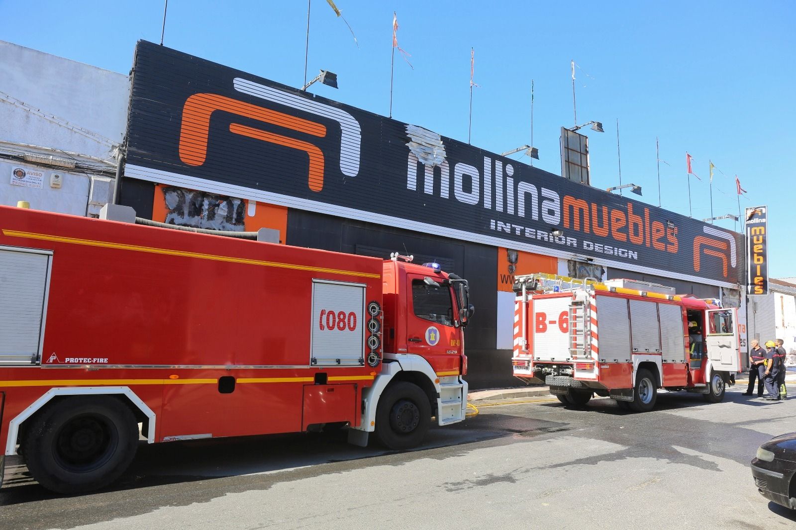 Incendio en una tienda de muebles en el polígono El Viso de Málaga