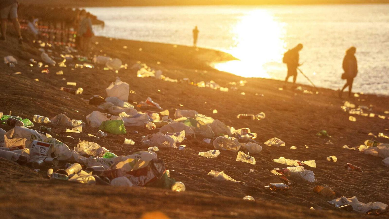 Así han amanecido las playas de Málaga tras la noche de San Juan