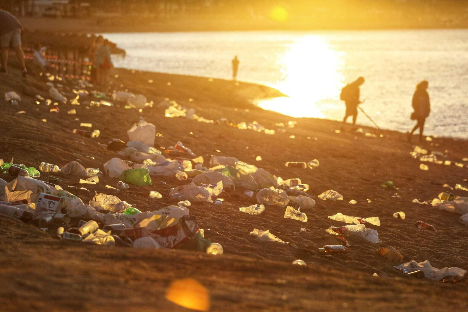 Así han amanecido las playas de Málaga tras la noche de San Juan