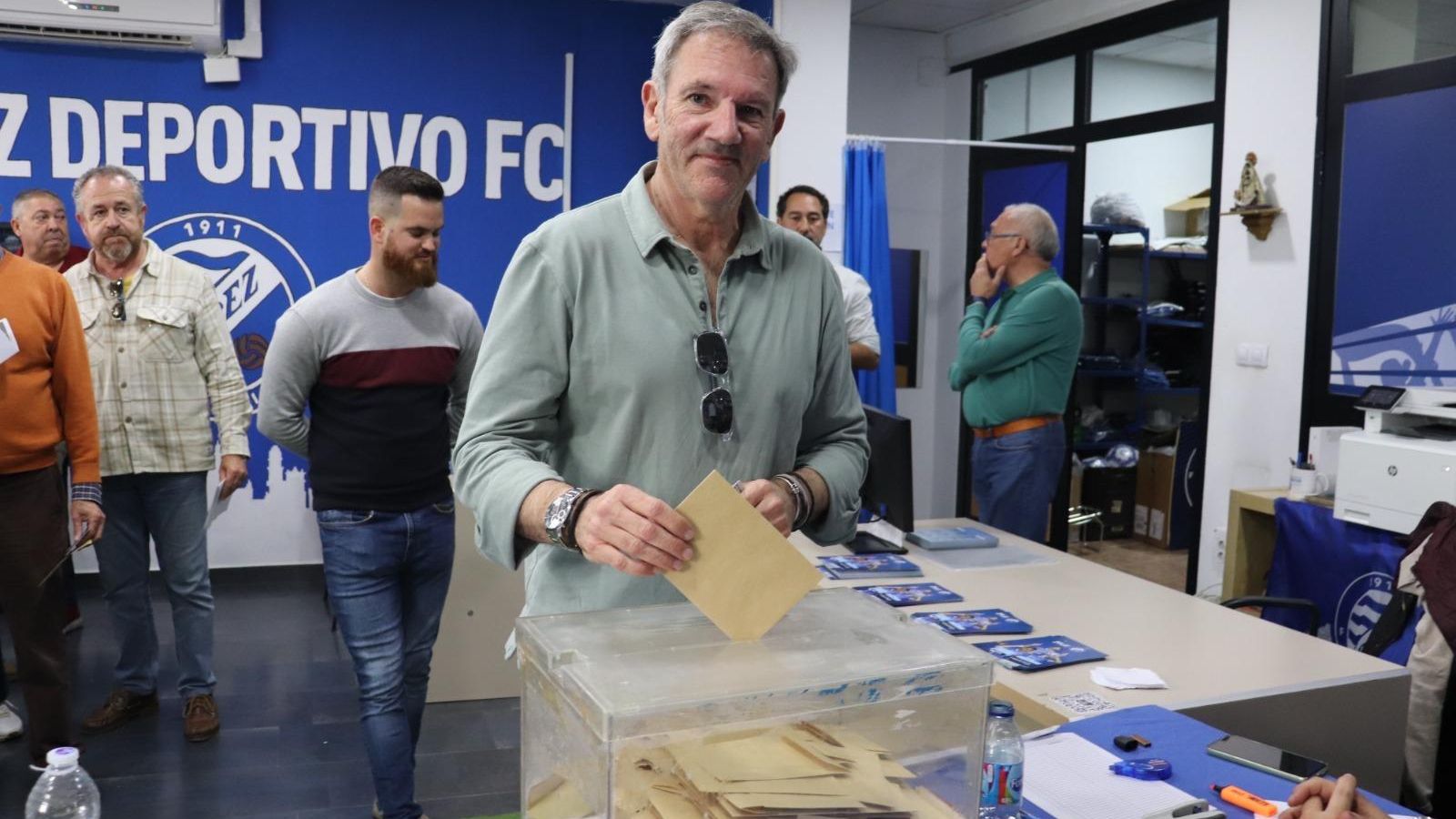 Alonso, por motivos laborales, ha votado a primera hora de la tarde.