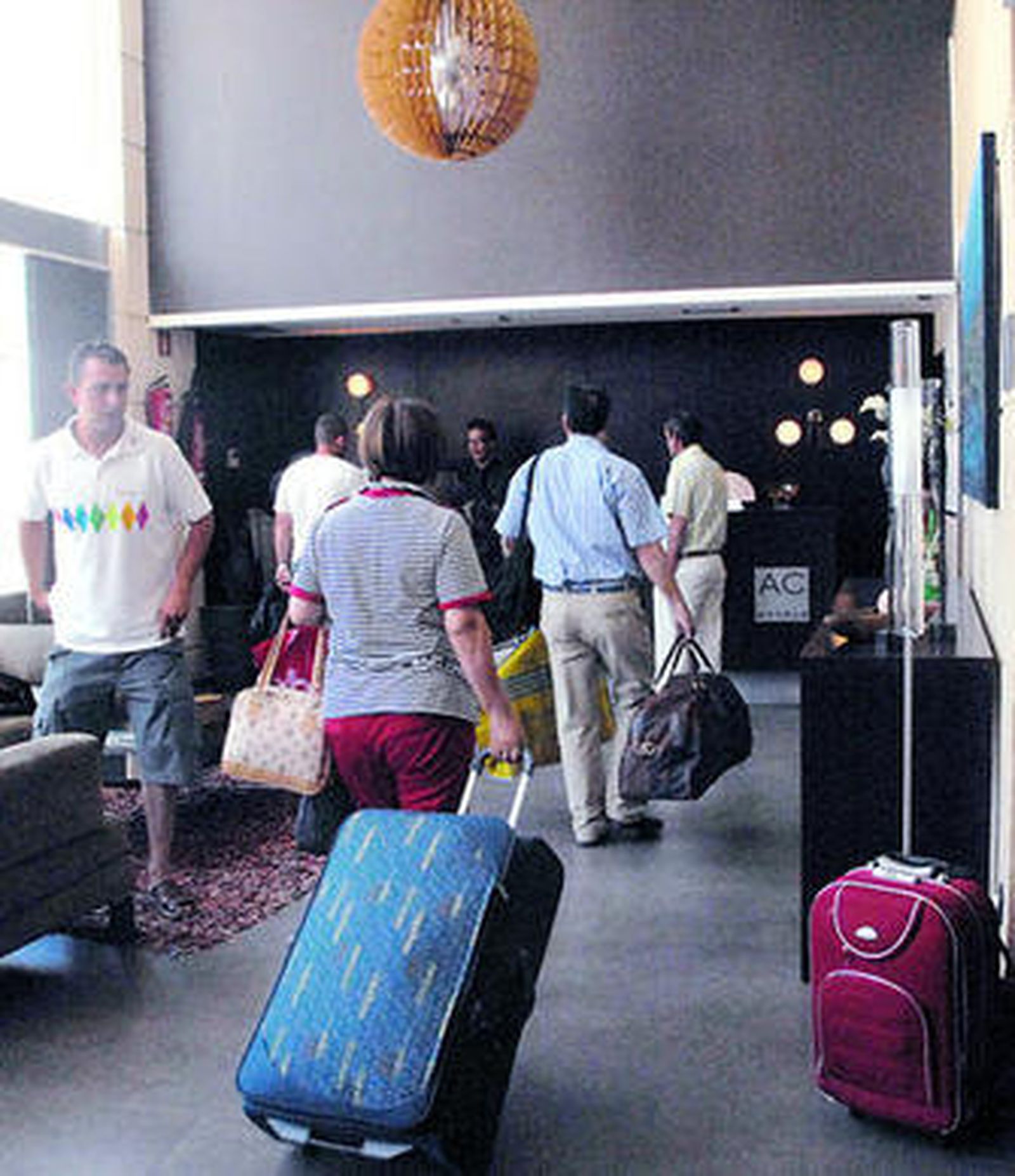 Clientes en la recepción del hotel AC Salymar, ayer.