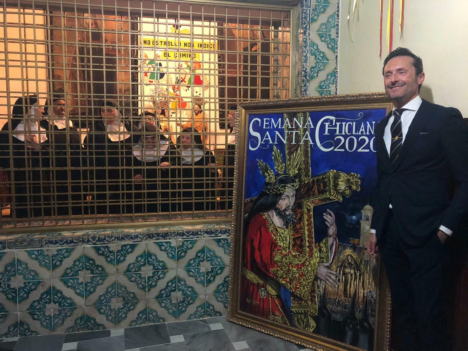 El autor del cartel posa con la obra durante su entrega a las monjas en el convento.