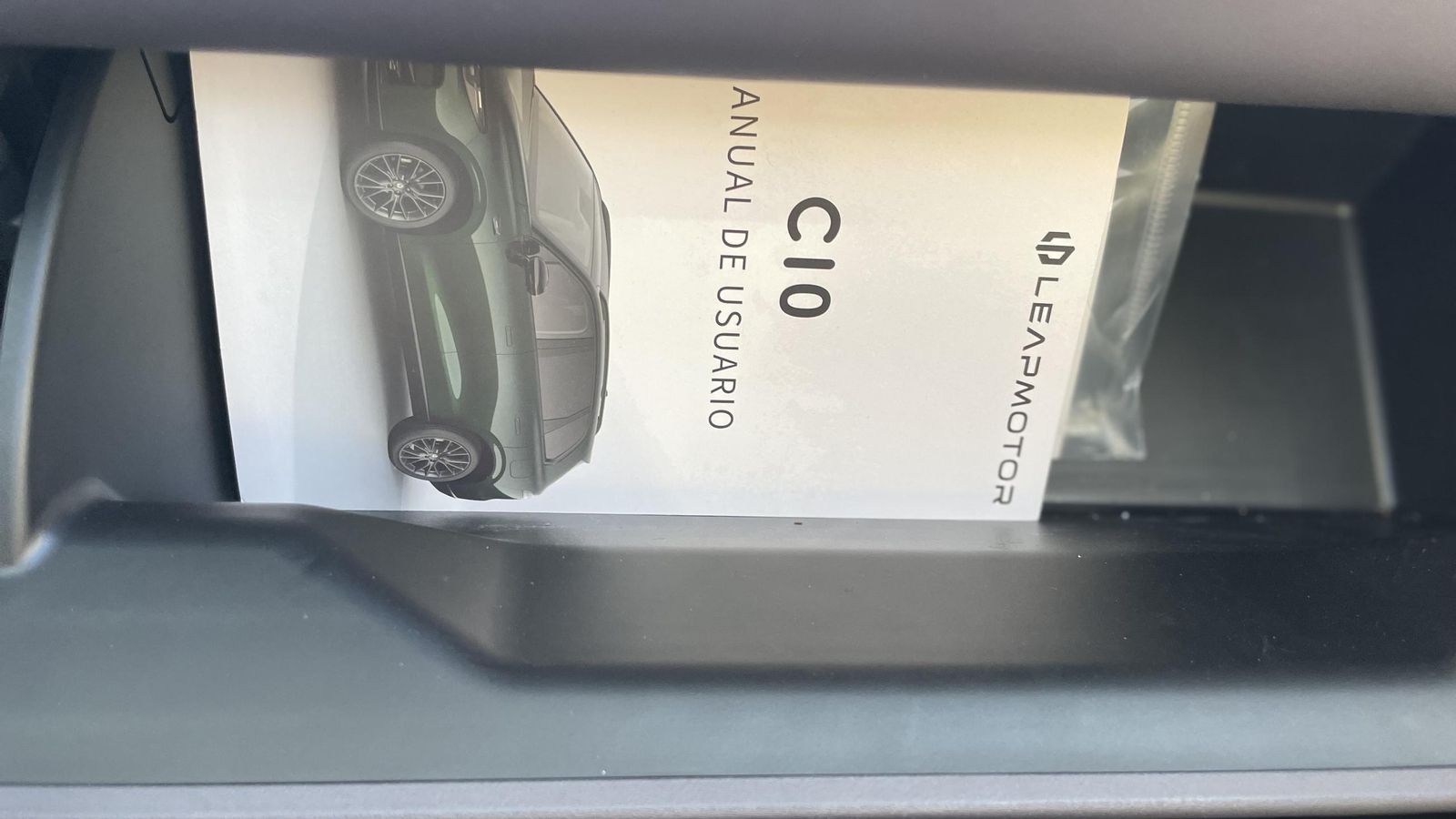 Nos ha resultado muy curioso el pequeño espacio que Leapmotor reserva para la guantera.