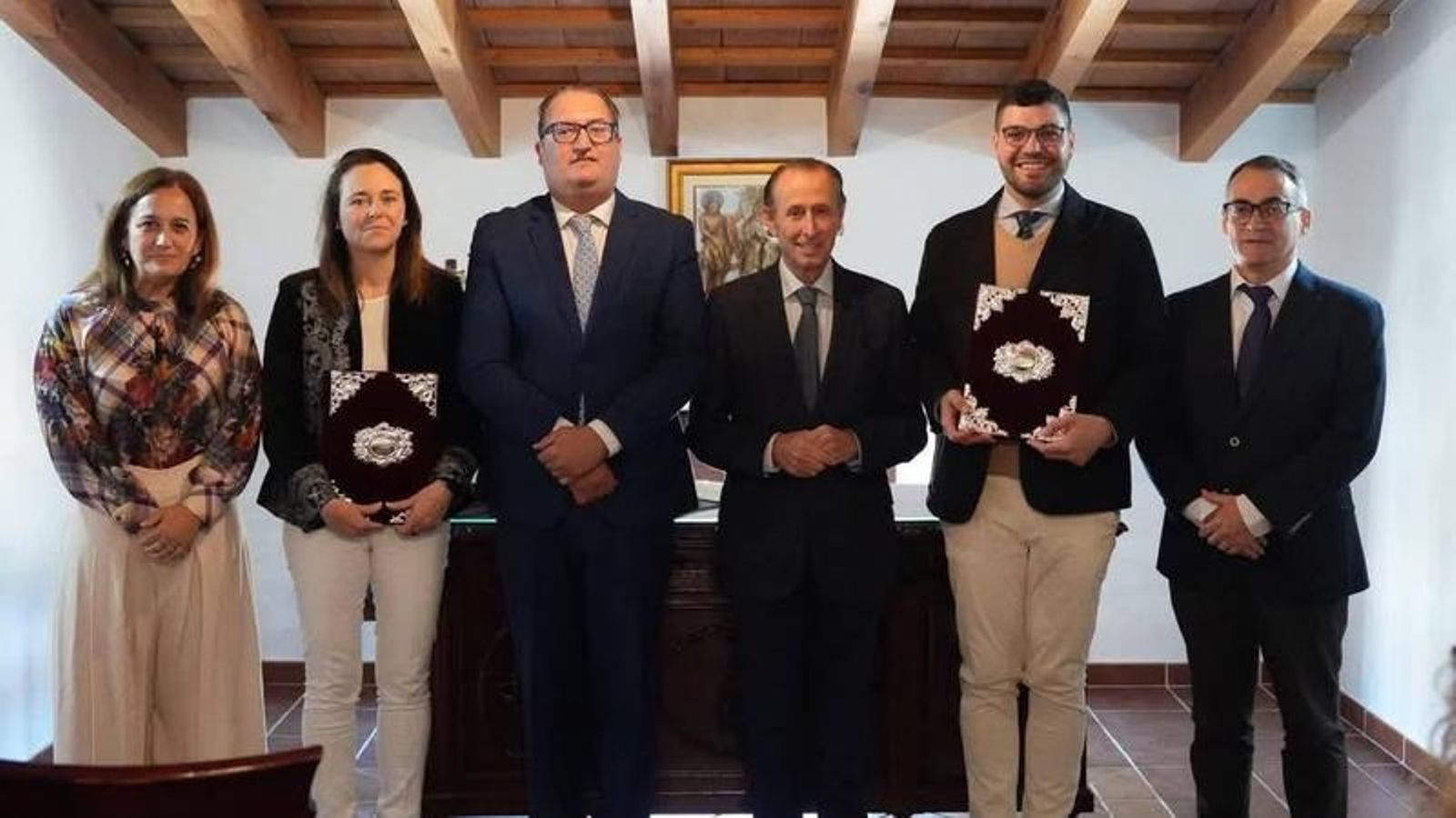 Los pregoneros de la Semana Santa y de las Glorias posan con las autoridades durante el acto de la entrega de las tapas.