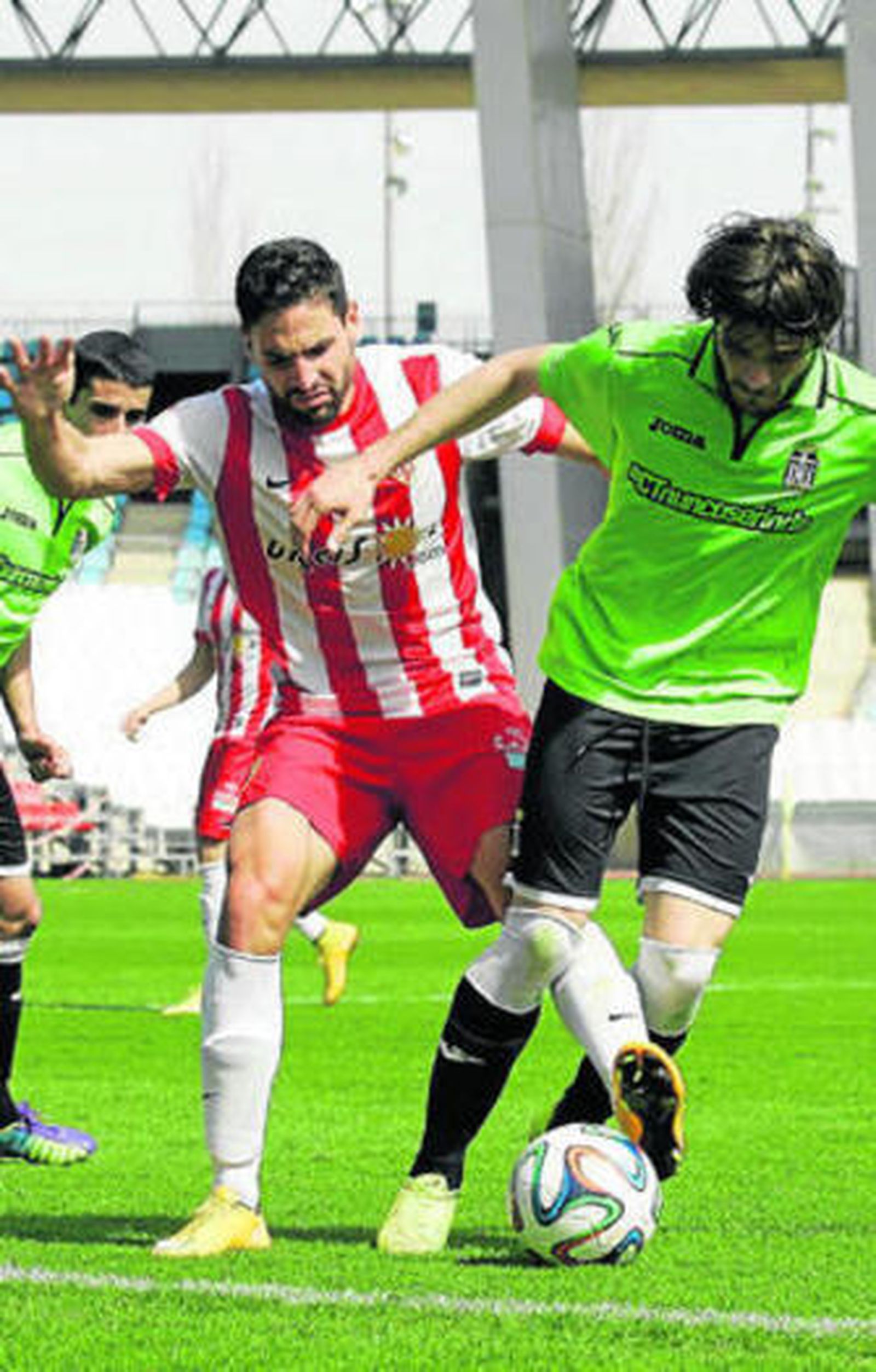 Antonio Puertas pelea el esférico con un rival del Cartagena.