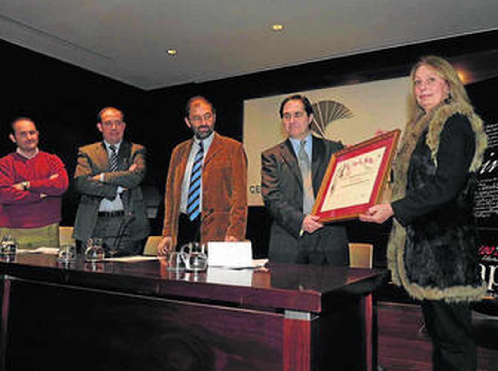 Kitty Pastor entrega el premio Agustín Merello a Javier Arenas, en representación de Manu Leguineche.