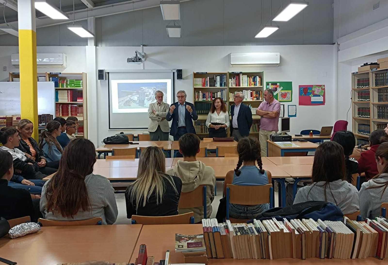 Sesión divulgativa del yacimiento arqueológico Asta Regia en el instituto del mismo nombre.