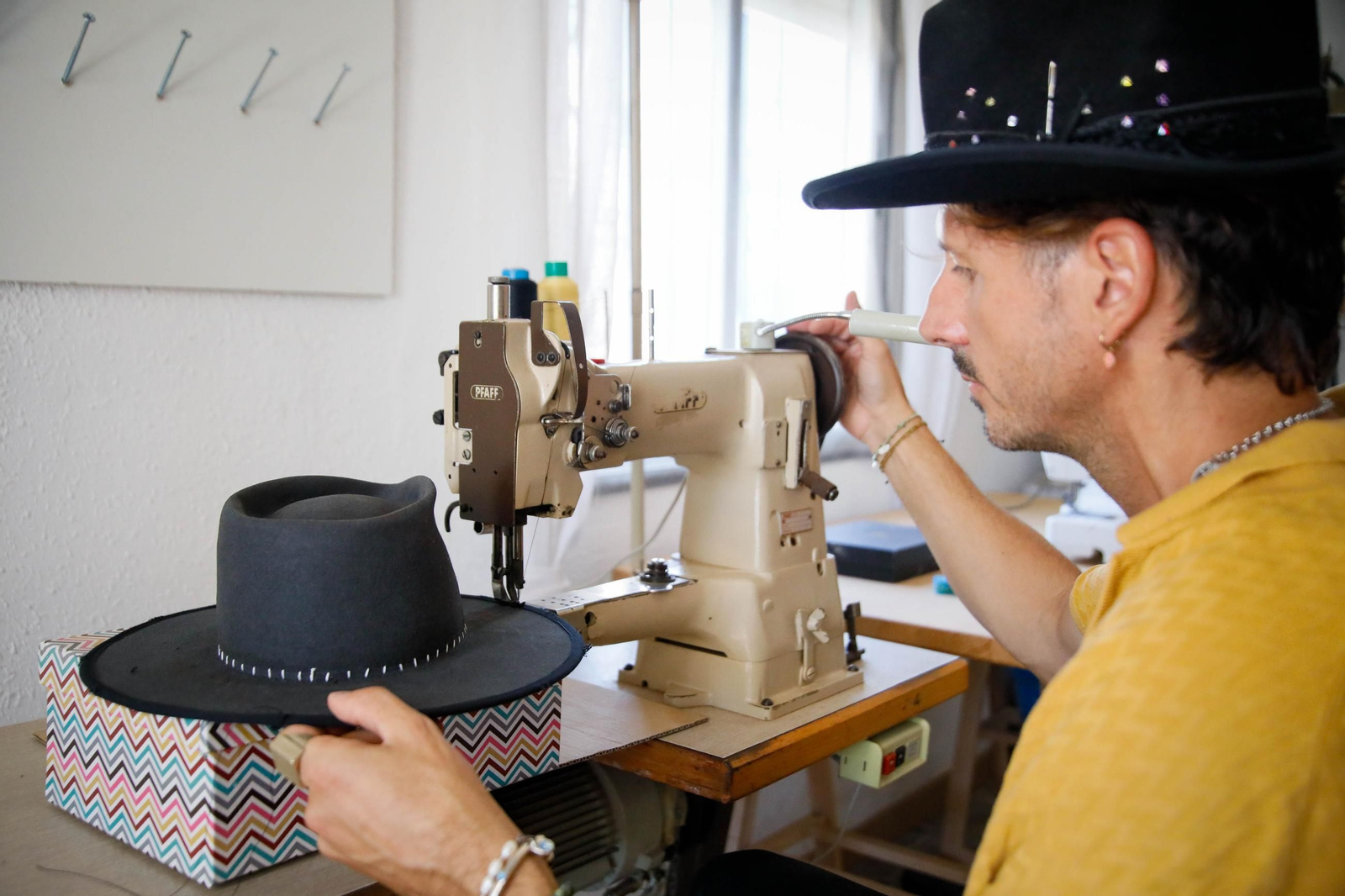 Imágenes del proceso creativo en sombreros de Alejandro Mateo