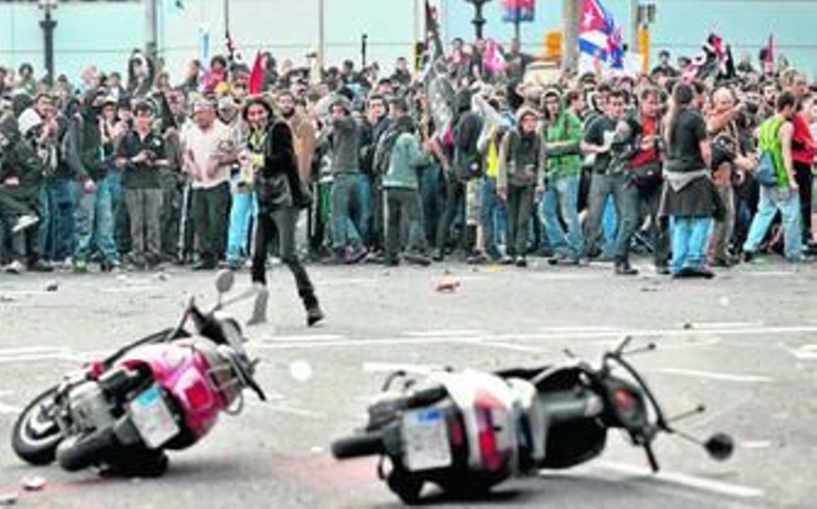 Decenas de radicales se enfrentan a la Policía en el centro de Barcelona durante la jornada de huelga general.