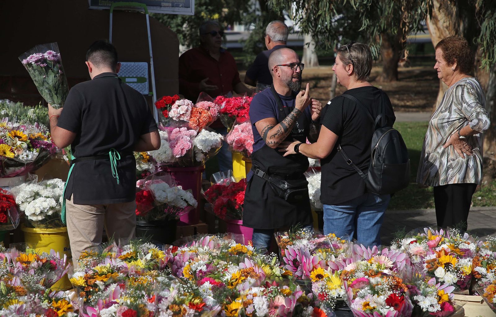 Fotos de los preparativos para los Tosantos en el cementerio de Algeciras