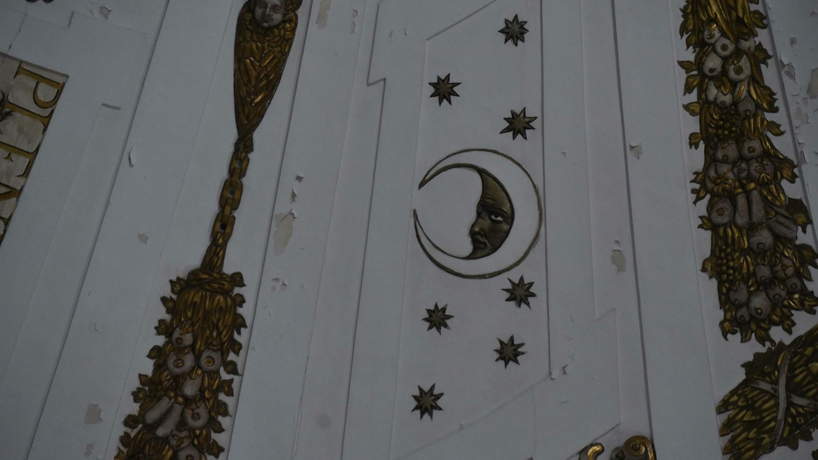 Detalles en la cúpula de escayola ovalada.