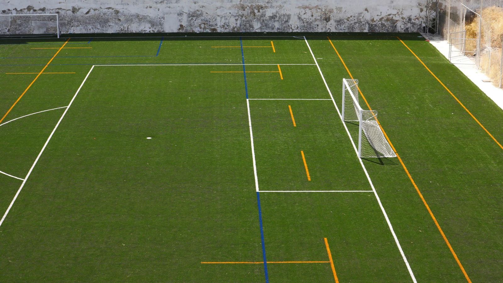 Detalle del césped artificial del estadio de San Eulogio.