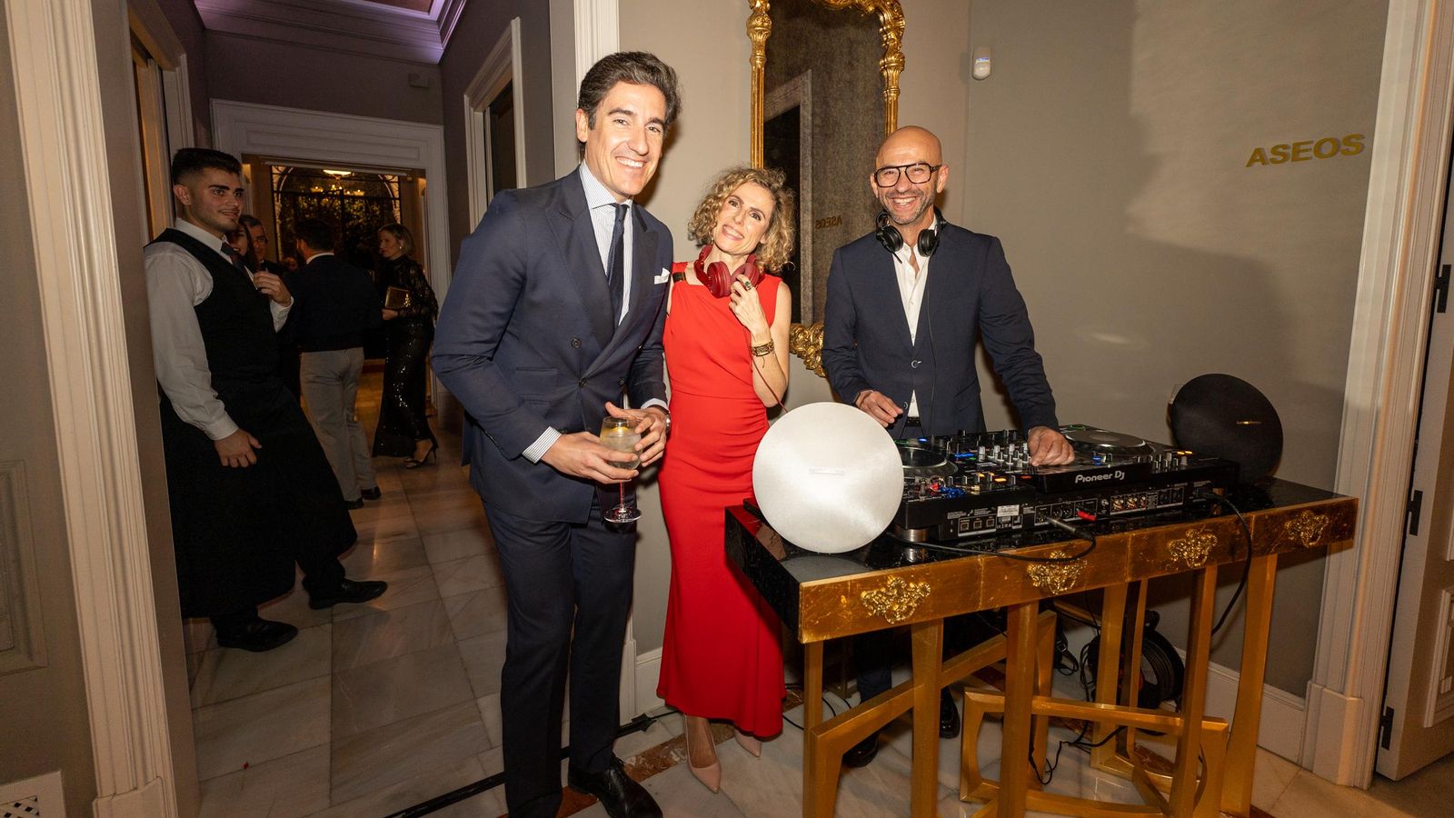 Pablo López, CEO de Silbon, junto a los Dj's del evento