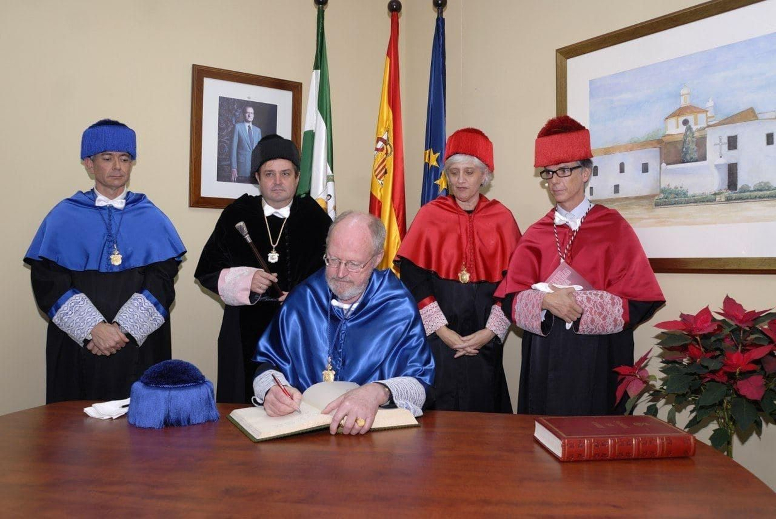 Grubbs fue investido Doctor Honoris Causa por la UHU el 18 de diciembre de 2012. Grubbs fue investido Doctor Honoris Causa por la UHU el 18 de diciembre de 2012.