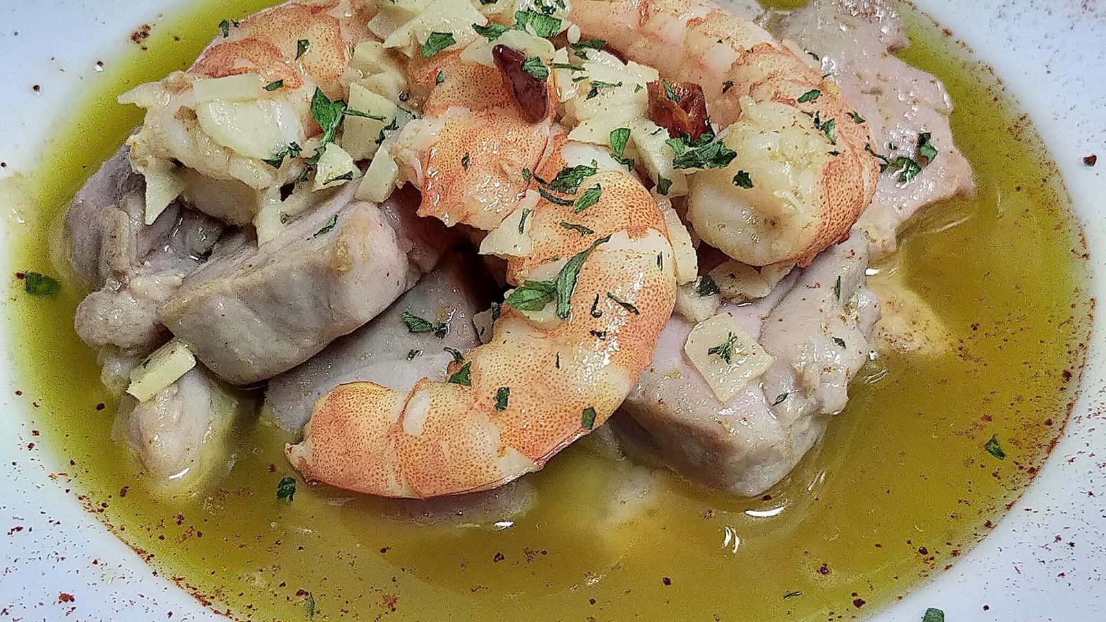 Atún rojo al ajillo con langostinos y vaporizado al oloroso, de El Trastero.