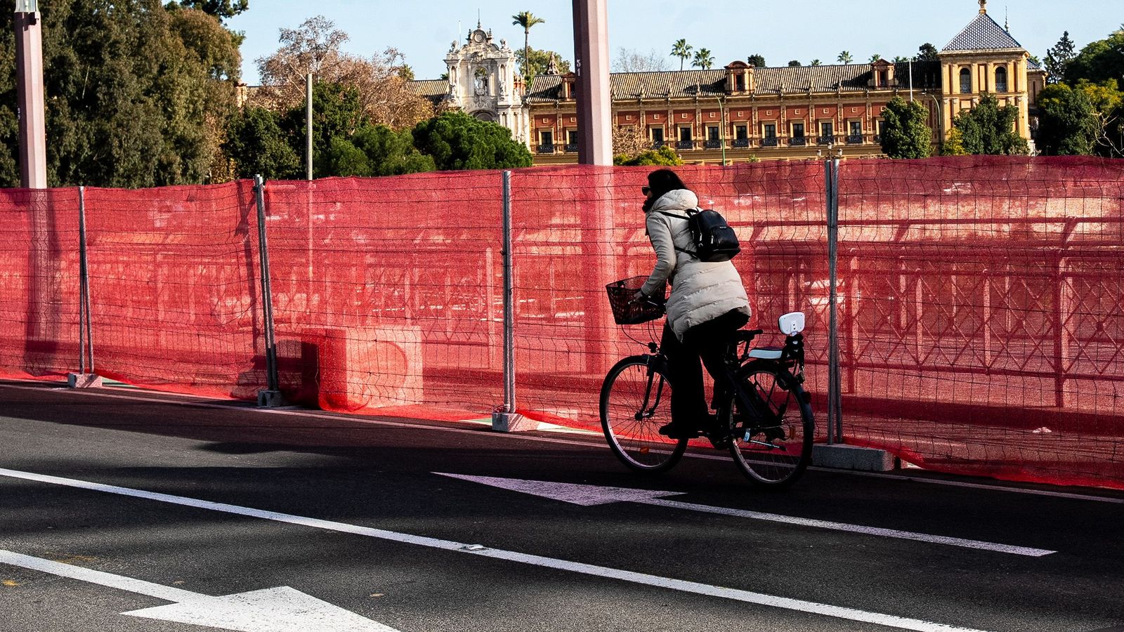 Una mujer en bicicleta por el puente de San Telmo.