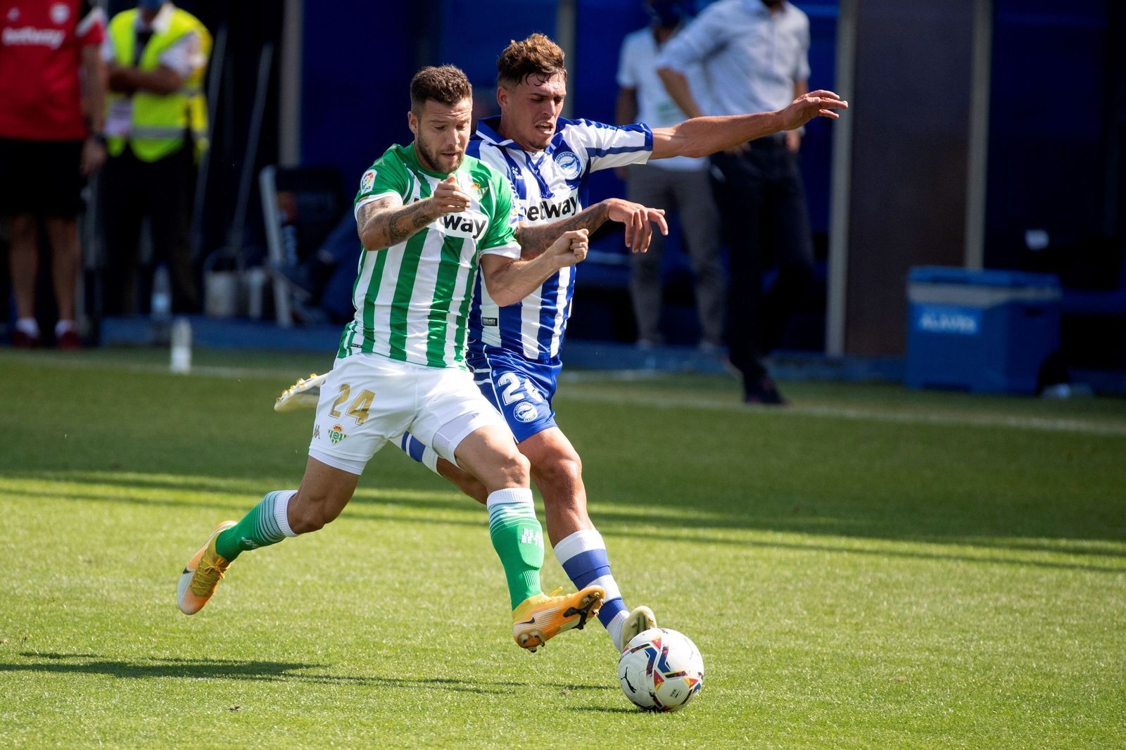 Aitor Ruibal persigue a Javi López.
