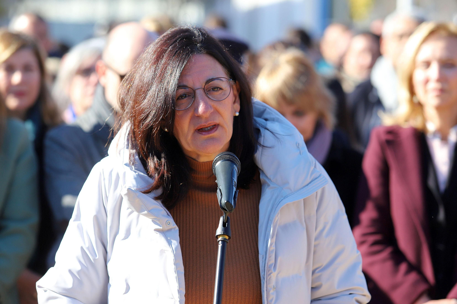 Imágenes del minuto de silencio guardado en la Universidad de Huelva en memoria de los estudiantes fallecidos en el incendio