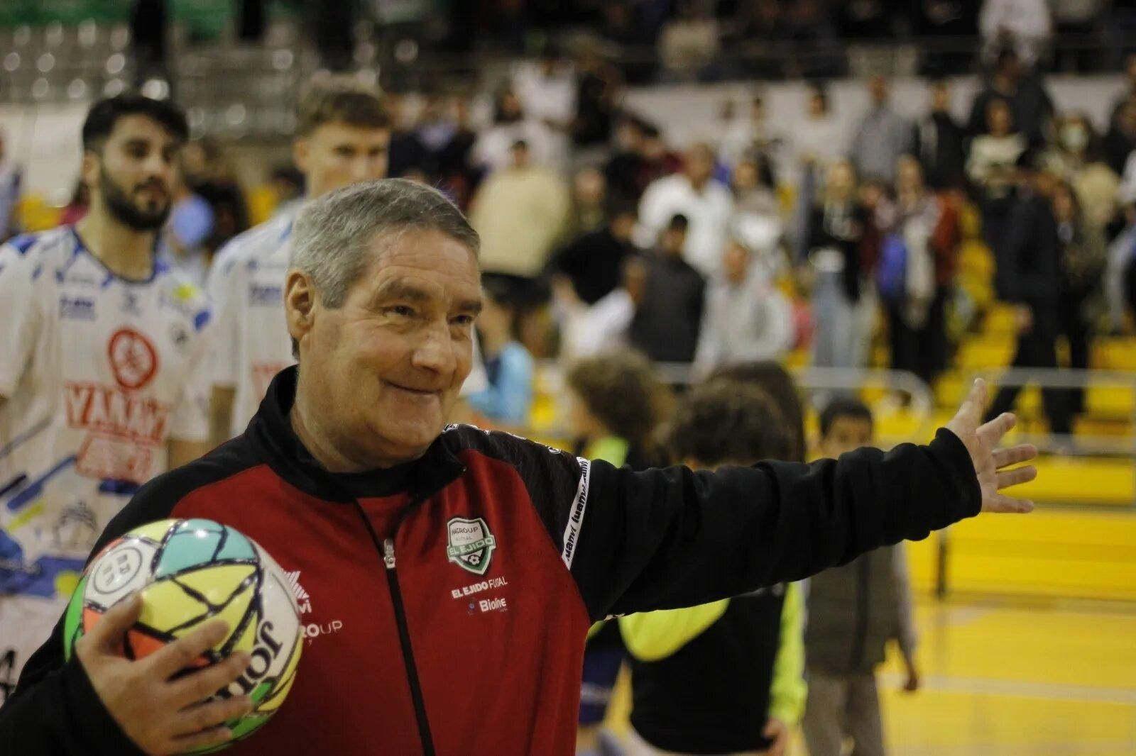 Manolo Guerra sujeta un balón al término de un encuentro disputado por el conjunto ejidense.