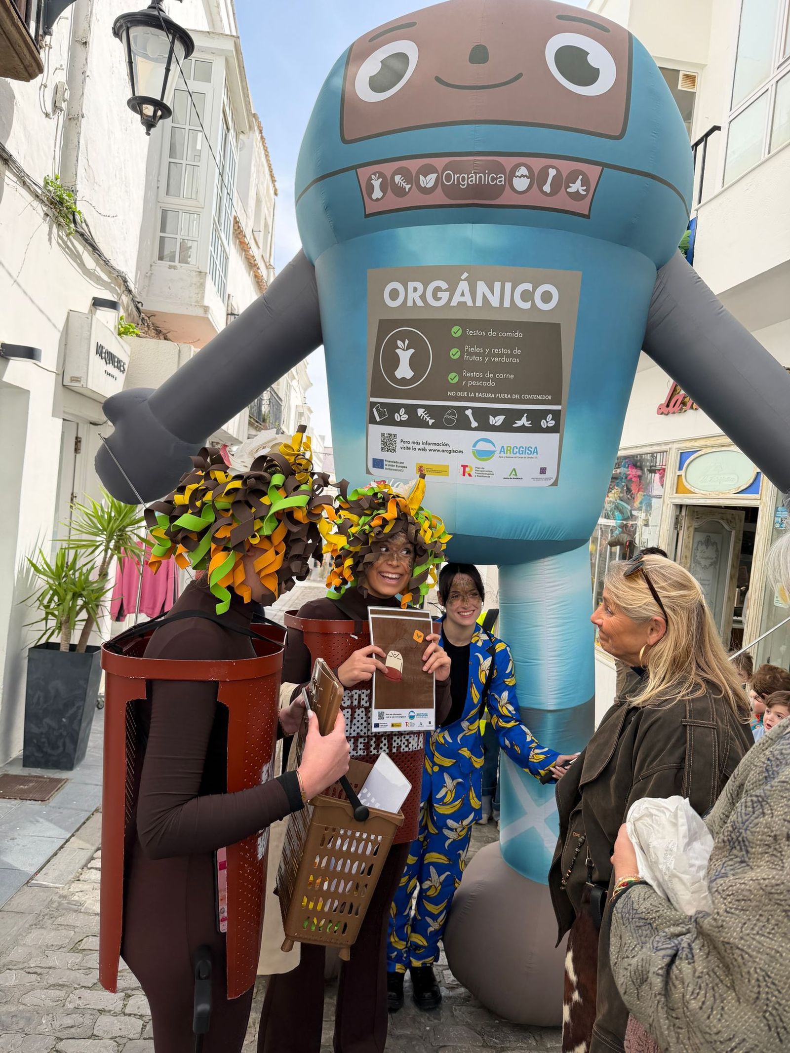 La campaña de la Mancomunidad y Arcgisa para el uso del contenedor marrón llega a Tarifa