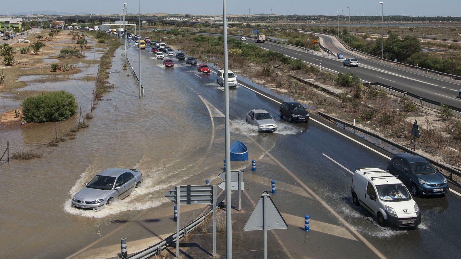 La carretera anegada por el agua de la tubería de Tres Caminos, en una imagen de archivo.
