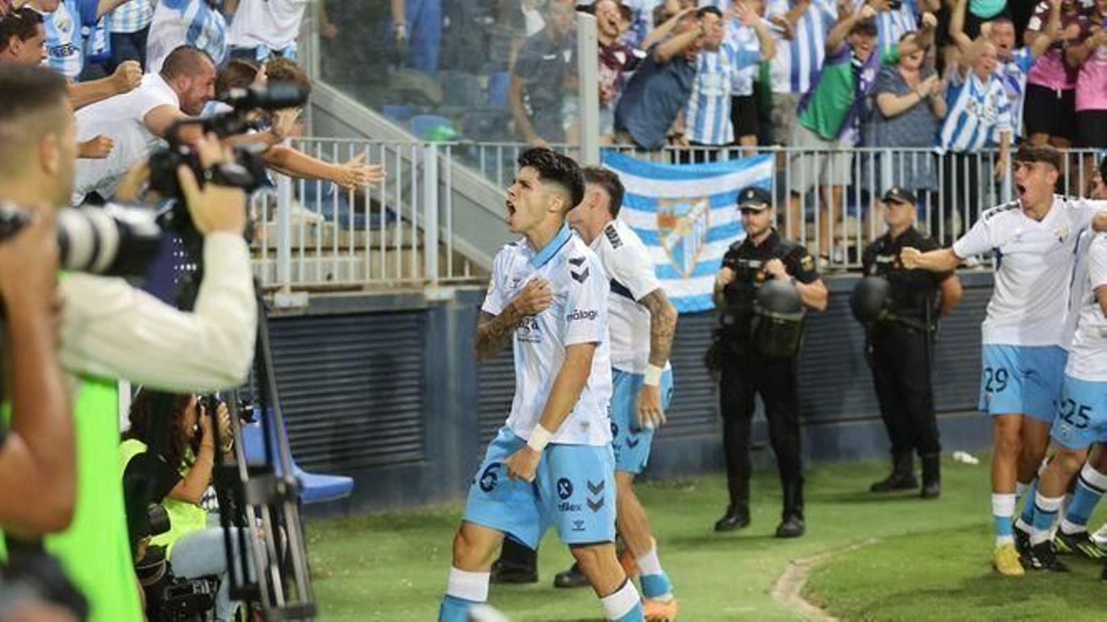 Antoñito Cordero celebra un gol. Antoñito Cordero celebra un gol.
