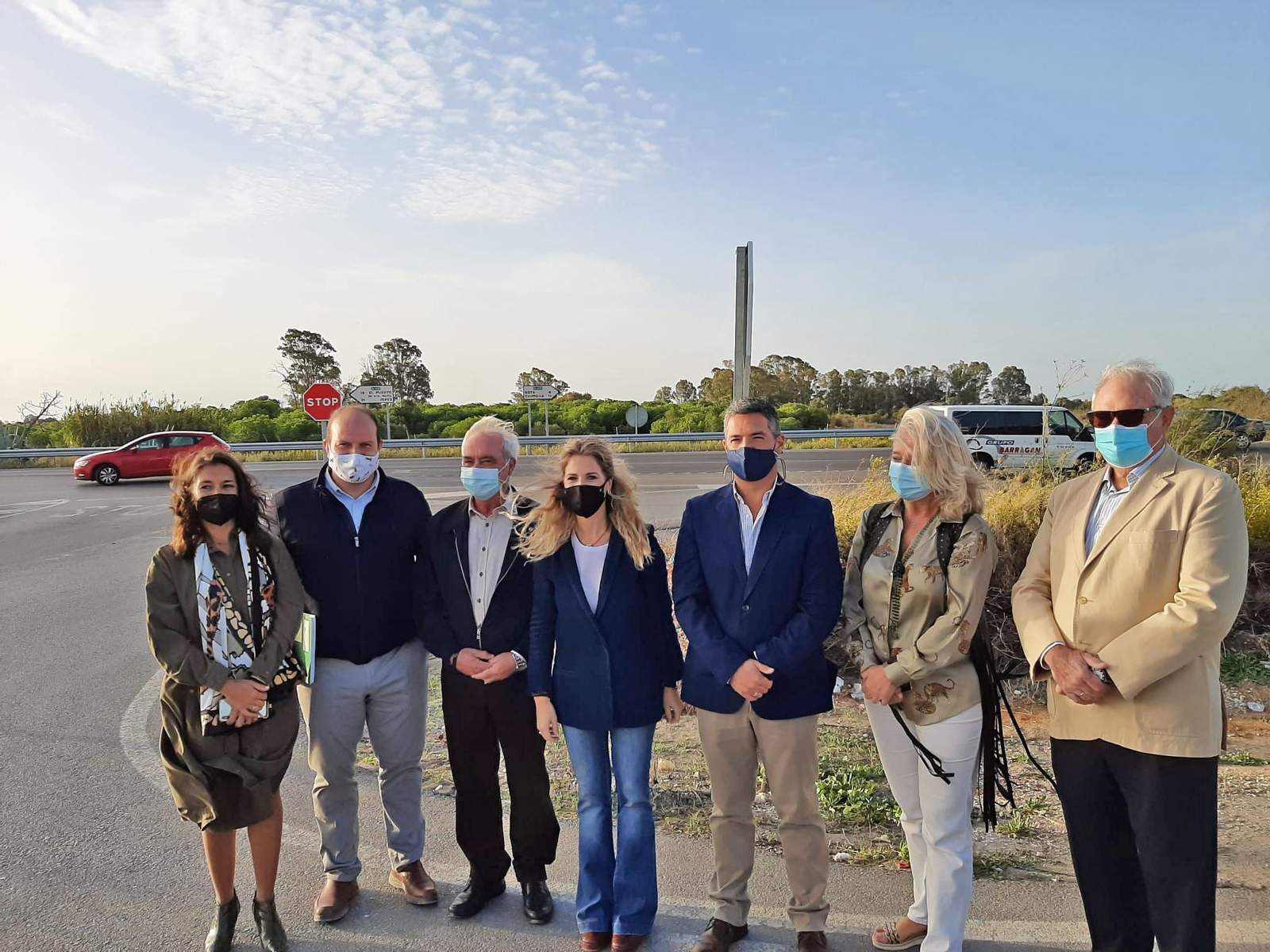 Ana Mestre dio a conocer la noticia junto al alcalde de Rota, Javier Ruiz, la delegada territorial de Fomento, Infraestructuras y Ordenación del Territorio, Mercedes Colombo, el Jefe de Servicio de Carreteras de dicha delegación, Alberto Bas, el representante de la plataforma por el desdoble de la carretera, Juan Antonio Ayllón, y otros miembros de la corporación roteña.