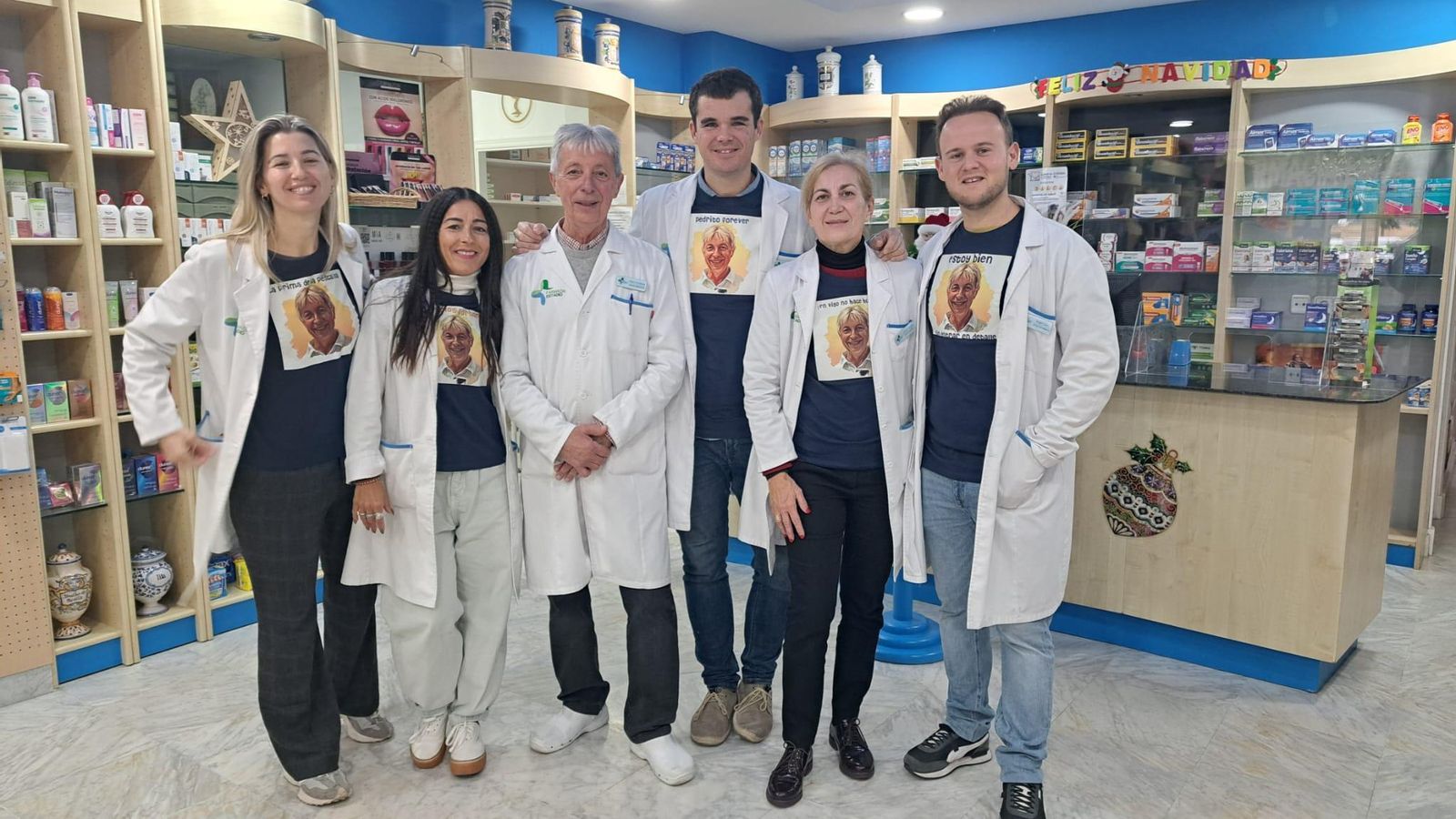 Pedro junto a sus compañeros, que lo homenajean con una camiseta