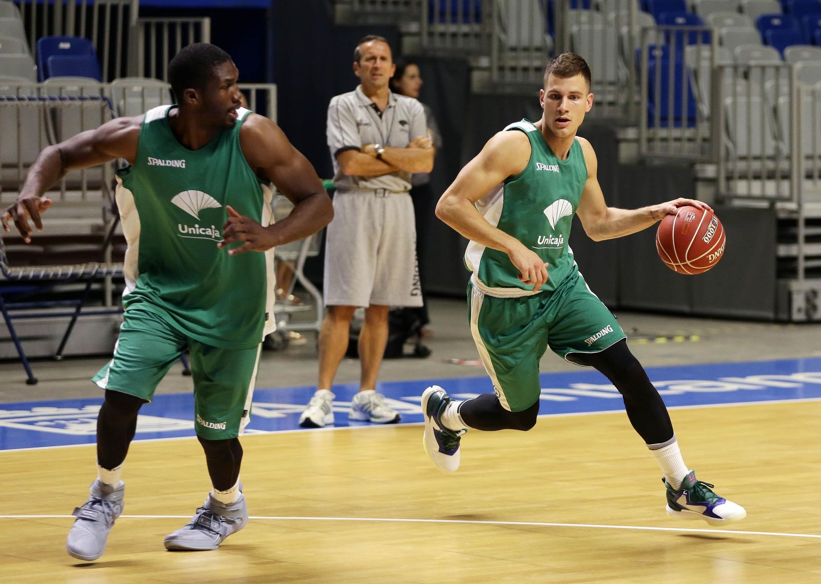 Nedovic, junto al ex cajista Mbakwe, ante la mirada de Joan Plaza.