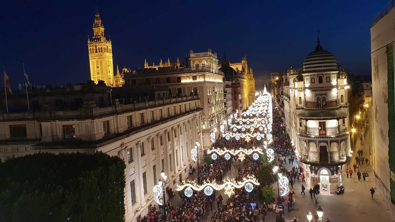 La Avenida de la Constitución, llena de gente durante el desfile del Heraldo.