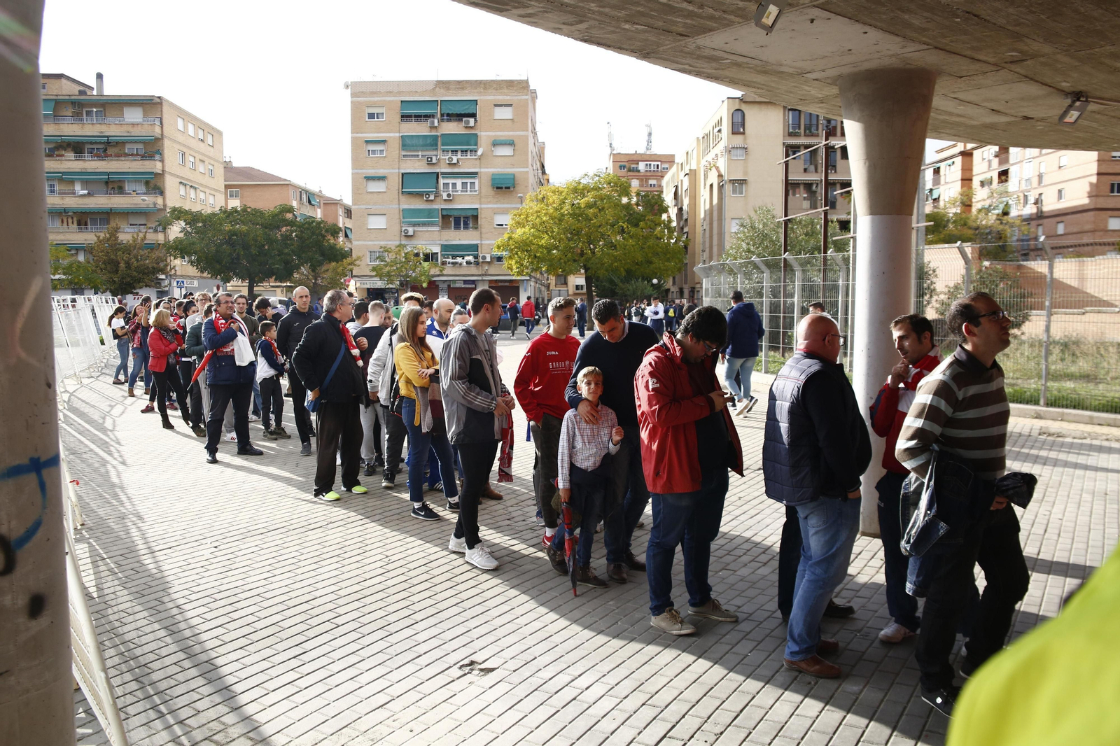 Colas en Los Cármenes.