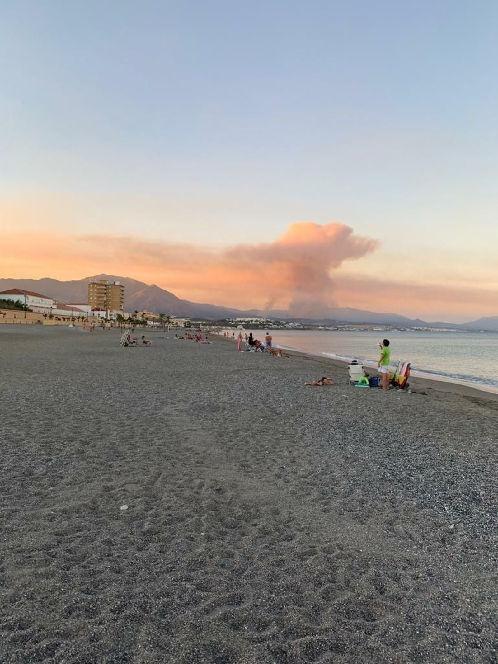 Incendio de Estepona, visto desde la playa de Sabinillas. Incendio de Estepona, visto desde la playa de Sabinillas.