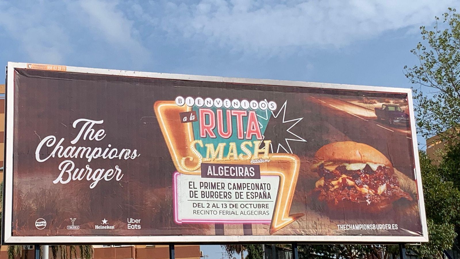 Valla publicitaria "The Champions Burger".